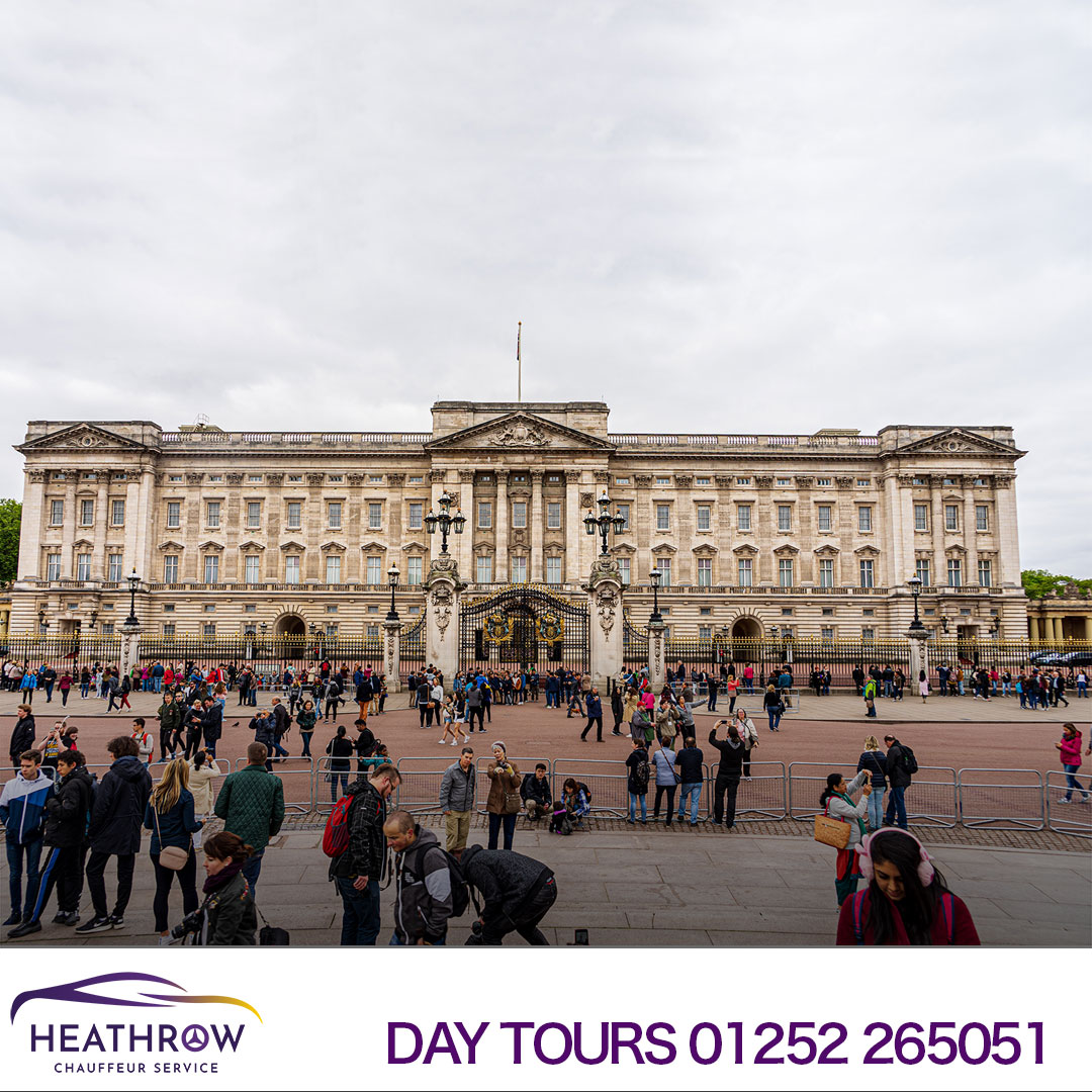 Tourists visiting Buckingham Palace, London. Call us for Day Tours in London, starts from £59 per hour, minimum 8 hours upto 7 passengers.  Call ☎️020 3633 4613​☎️
